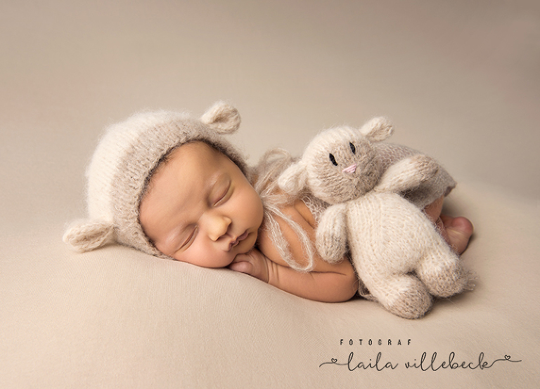 Nyföddfotografering med rekvisita, lammössa och lammdocka
