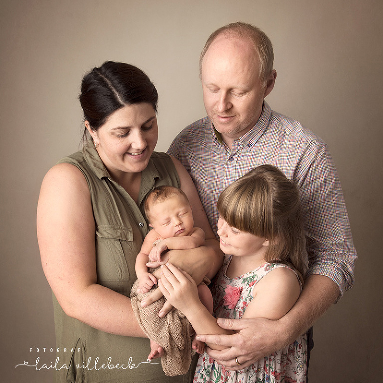 Anhild omgiven av sin familj under nyföddfotografering
