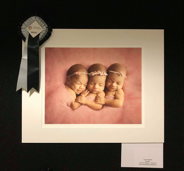 Bilden Sisters blev finalist i kategorin Portrait Newborn i SWPP print competition 2019
