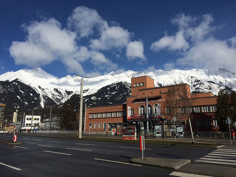 Simhall i vackra Innsbruck med Alperna i bakgrunden