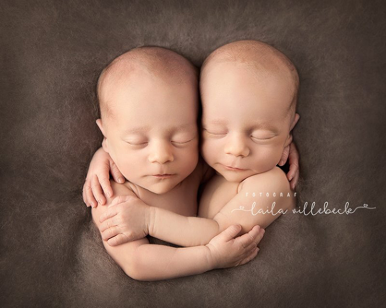 Nyfödda tvillingar som kramas