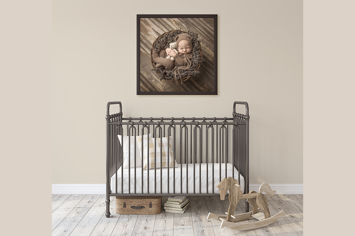 Nyföddfoto hänger över barnets säng