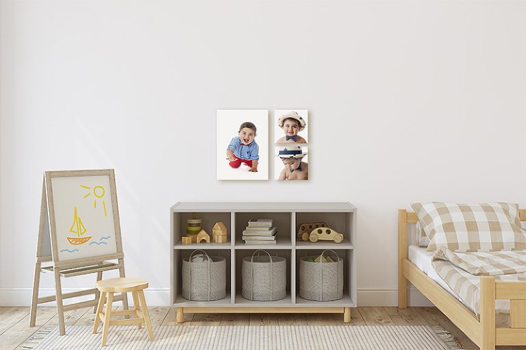Tavelgrupp med bilder från ettårsfotografering i barnrummet
