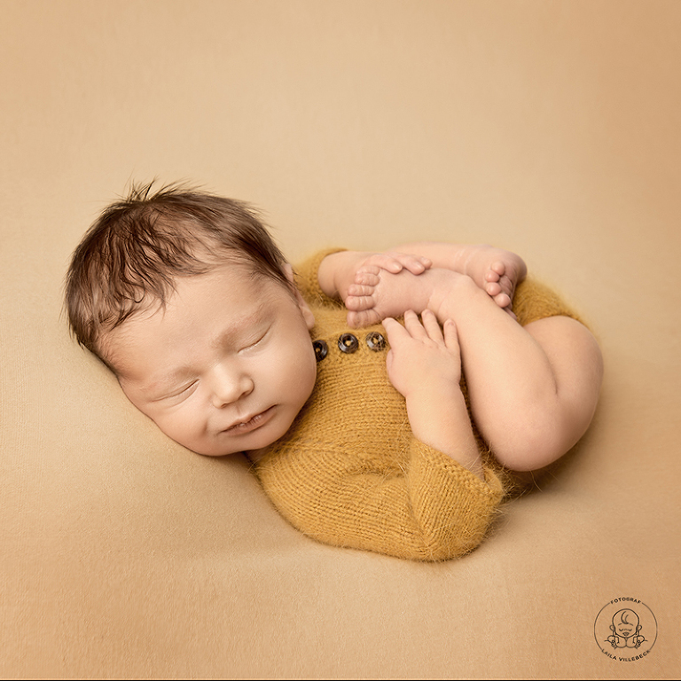 När man är född på hösten är det fantastiskt att matcha sin nyföddfotografering med en vacker höstfärg. Här ligger söte Viggo på en senapsgul filt och iklädd en matchande senapsgul liten body med tre knappar i trä.