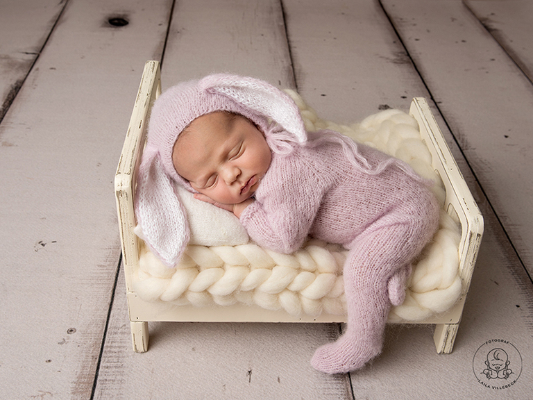 Nyföddfotografering av bebis från Värnamo en en liten specialanpassad säng för nyfödda