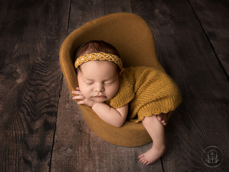 Nyföddfotografering i senapsgult och brunt