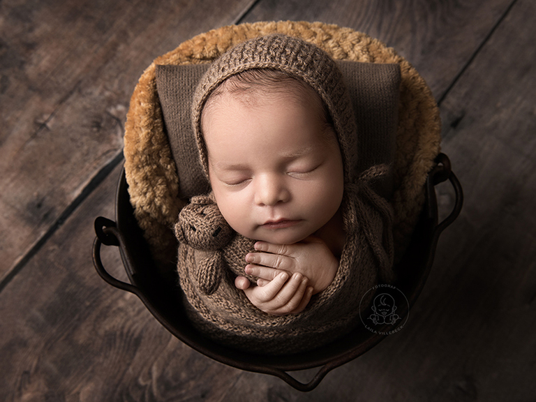 Nyföddfotografering i senapsgult och brunt