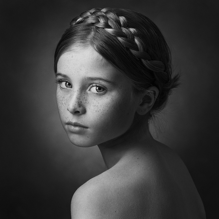 Bilden på en vacker tjej med fräknar som gav Laila Villebeck SM-guld i barnfotografering 2017