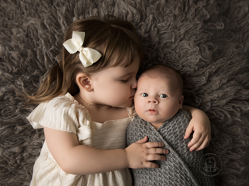 Nyföddfotografering med syskon