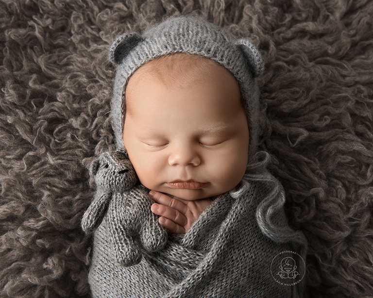 Nyföddfotografering med färgtema grått