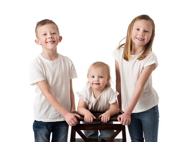 Syskonfotografering med tre glada barn
