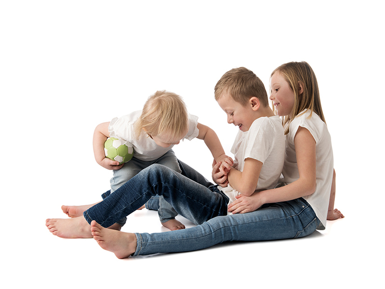 Syskonfotografering med tre glada barn