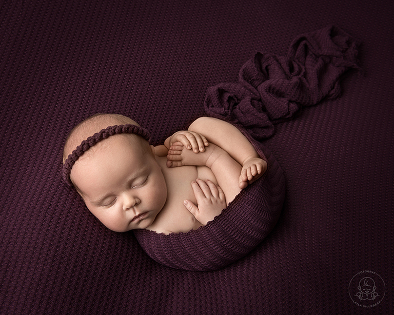 Nyföddfotografering i Norrköping med färgtema plum