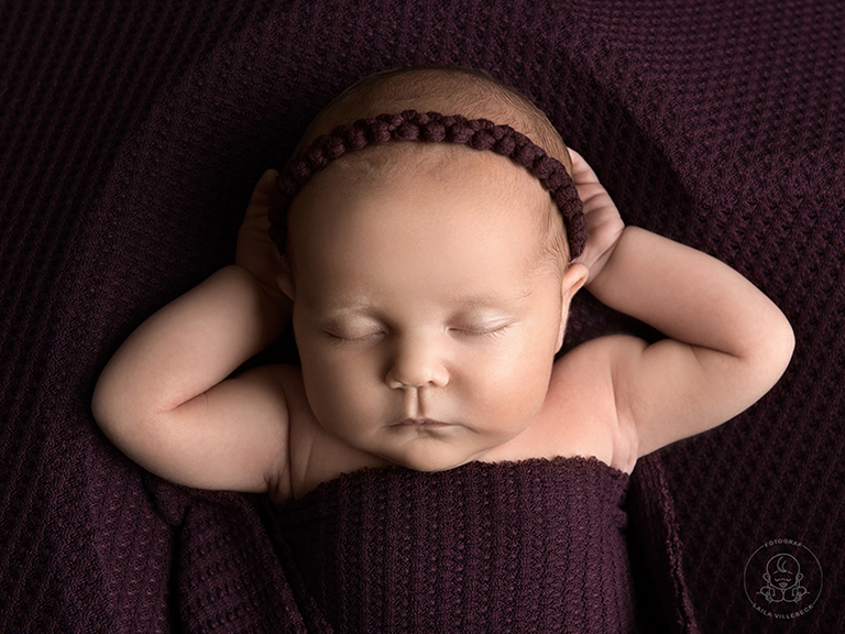 Nyföddfotografering i Linköping med färgtema plum