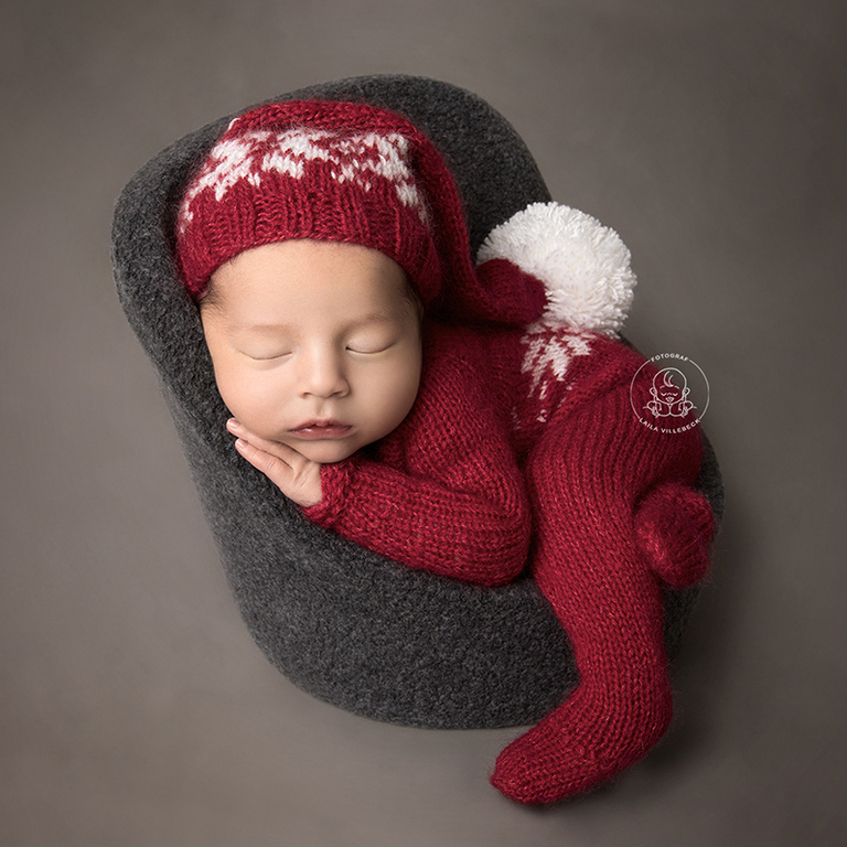 Om du bokar en nyföddfotografering hos fotograf Laila Villebeck så kan du alltid önska att fota bebisen i en fin juloutfit. Passar extra bra för de bebisar som föds i december.