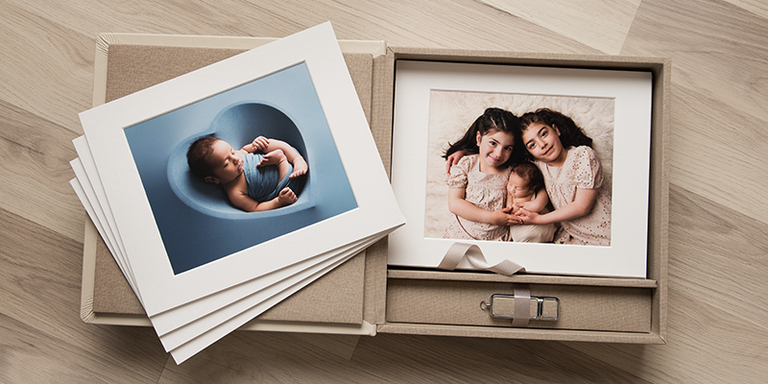 Samla dina favoritbilder i en vacker box, både som digitala bilder på USB och printade och monterade i passepartout.