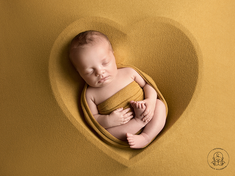 En del i mitt naturliga arbetsflöde som nyföddfotograf 2022 är att inkludera en bild med bebisen i ett hjärta.
