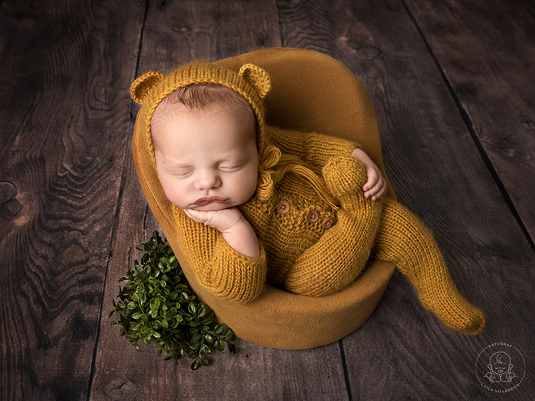 Nyföddfotograf i Linköping. Daydreamer pose i fåtölj med senapsgult som färgtema