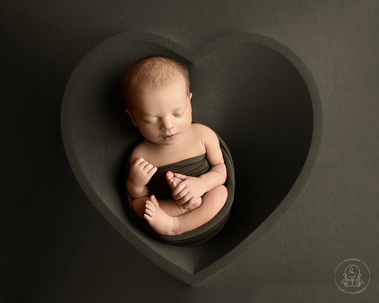 En absolut favorit bland mina kunder som kommer in för nyföddfotografering är bilderna med det här hjärtat. Det är ett hjärta i trä som jag spänner ett tyg över så att konturerna av hjärtat kommer fram när jag lägger bebisen inuti hjärtat. Hur fint som helst. Enkelt med effektfullt.
