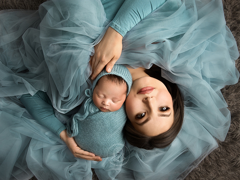 Den vackraste nyblivna mamman med sin 31 dagar gamla son under nyföddfotografering i Linköping.