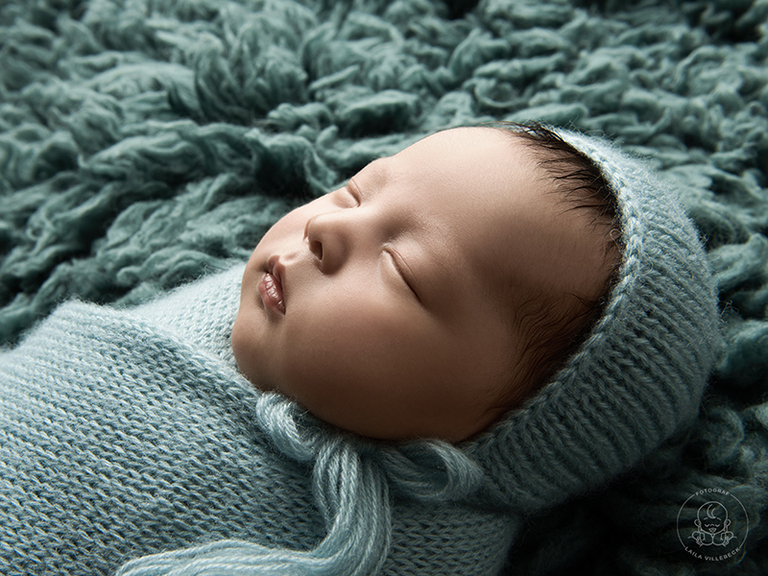 Porträtt på nyfödd pojke under nyföddfotograferingen i Fotograf Laila Villebecks studio i Linköping