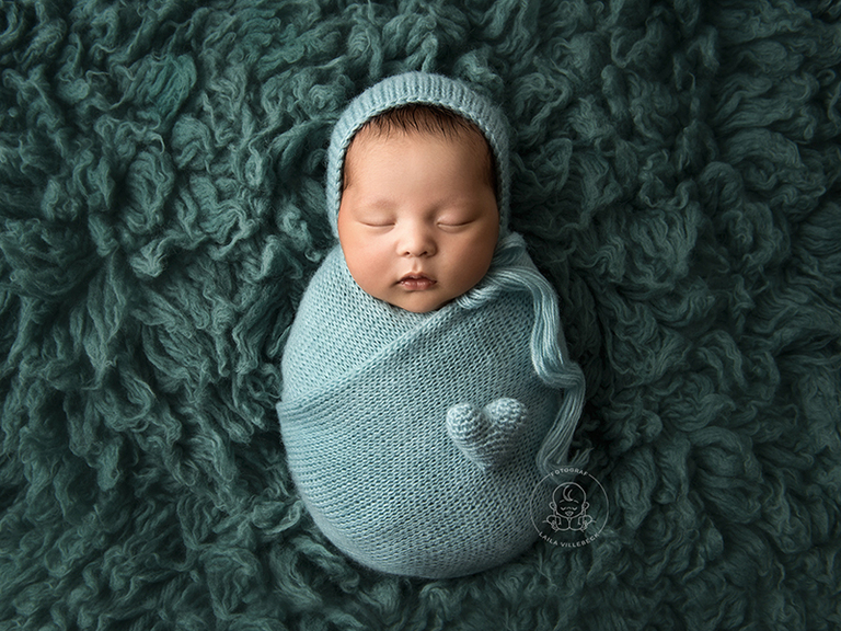 Många nyfödda bebisar åker långväga till min studio i Linköping för sin nyföddfotografering. Här är lille Benjamin från Åby.