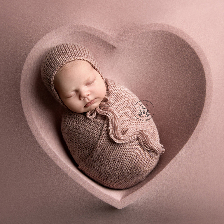 Att posera en nyfödd i en diskret form av ett hjärta är ett vackert sätt att skapa minnesvärda bilder.