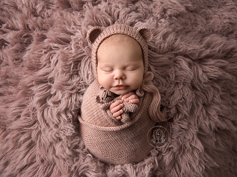 Fotograf Laila Villebeck har ett stort utbud av färger på outfits och rekvisita till nyfödda bebisar. På Linneas fotografering användes ljus gammelrosa, en av de senaste tillskotten till nyföddgarderoben.