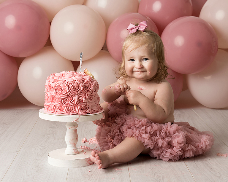Lycka att få sin egen tårta att kladda med. Under en ettårsfotografering hos Fotograf Laila Villebeck pimpar vi studion med vimpel, ballonger, tårtfat och tårta. Smash the Cake är det gulligaste sättet att fira barnets allra första födelsedag.
