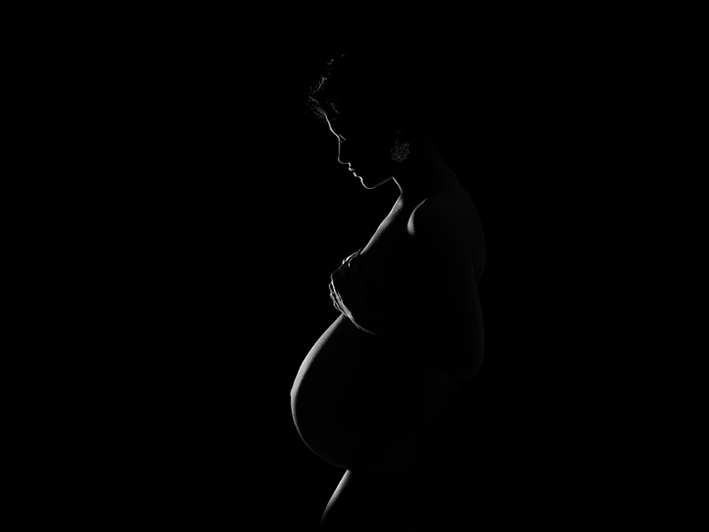 Portfoliobild för Fotograf Laila Villebeck, gravidfotograf i Linköping som har studio och lånegarderob för gravida. Vackra och exklusiva gravidklänningar lånas ut vid din gravidfotografering. Låneklänningar varvas med fördel med egna kläder och/eller mer avklädda bilder.