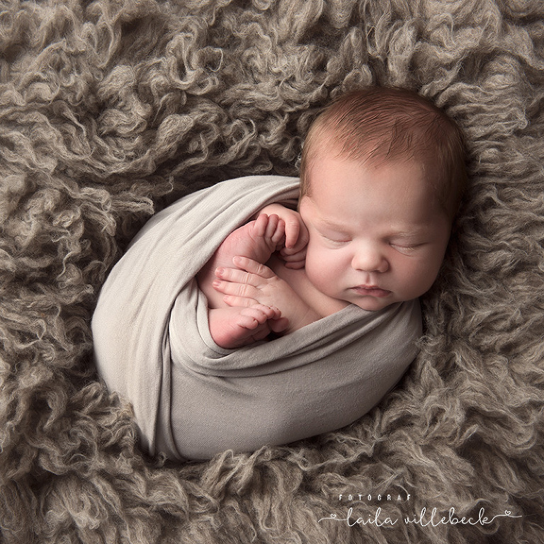 Inlindad nyfödd bebis under nyföddfotografering i Linköping 2018