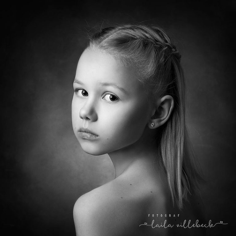 Vackert och avskalat svartvitt porträtt på flicka