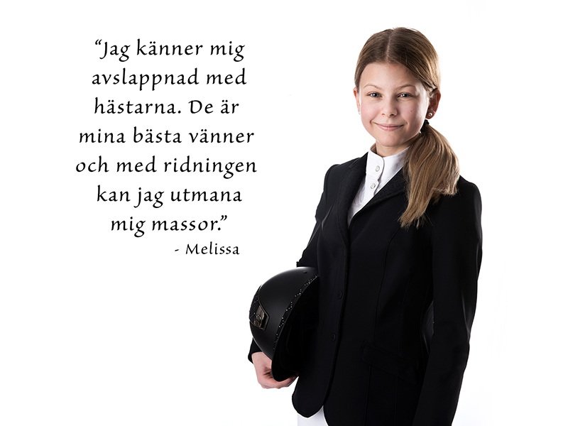 Melissa Fröhlich iklädd svart tävlingskavaj och vit skjorta, ridsportstema.