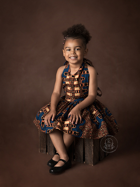 En 3-årig flicka i afrikansk klänning på en barnfotografering i Linköping