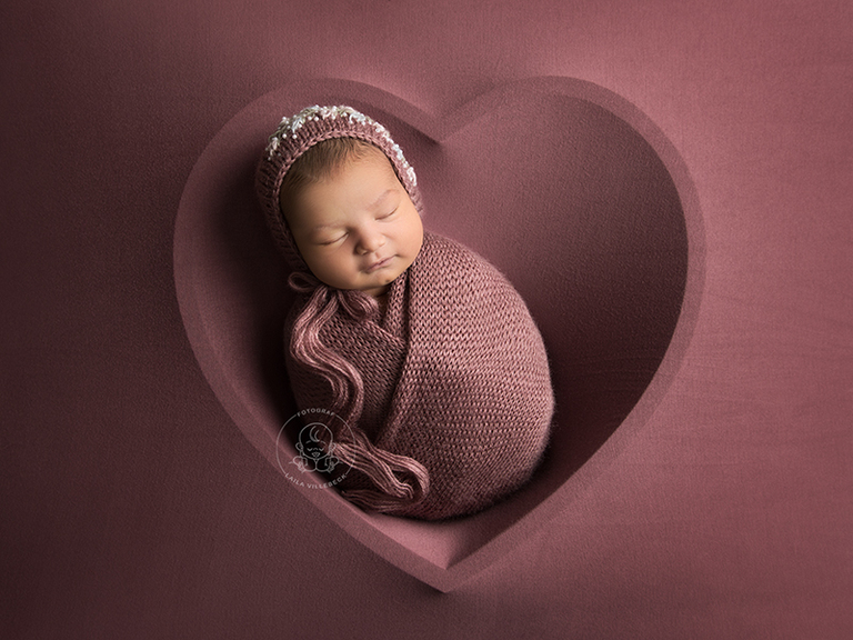 En stor favorit under nyföddfotografering. Bebis på en filt med konturerna av ett hjärta omkring sig. Huuuur fint som helst och kan varieras på många sätt.