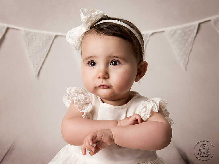 Juni var inne för en smash the cake fotografering och vi startade fotograferingen med vanliga ettårsporträtt.