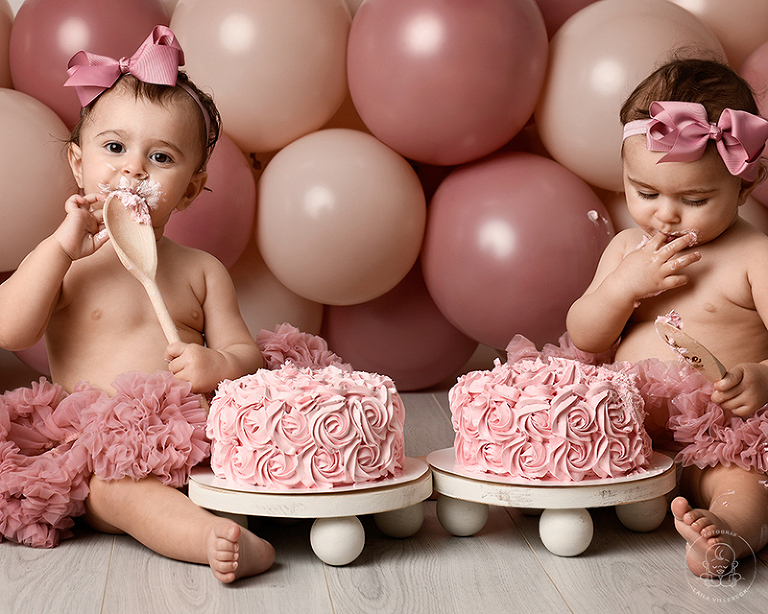 Tvillingarna Noelia och Leonella var inne på en Smash the cake-fotografering och de var bara så charmiga båda två