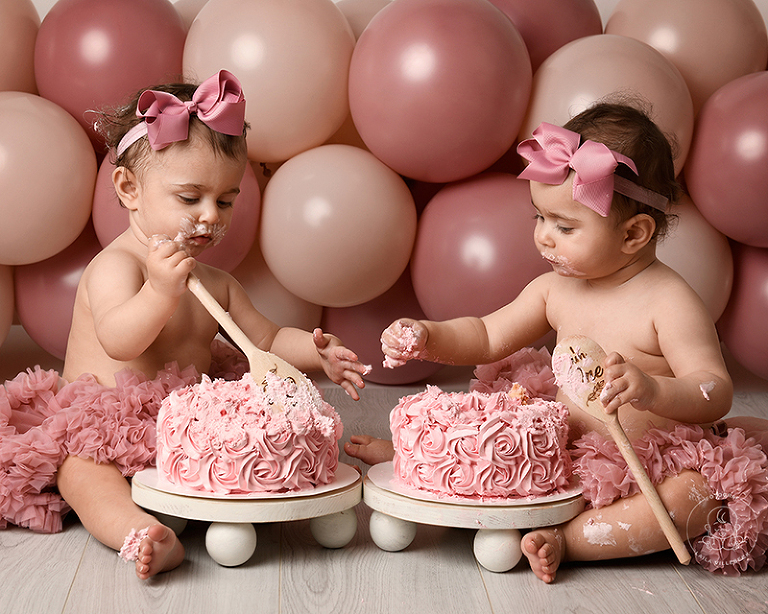 Tvillingarna Noelia och Leonella var inne på en Smash the cake-fotografering och de var bara så charmiga båda två