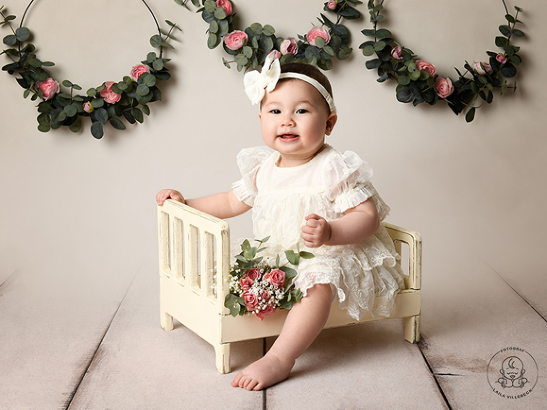 Lovelia från Norrköping hade med sig en liten bukett med blommor till första delen av sin ettårsfotografering Smash the Cake och vi matchade bakgrunden med blomkransar