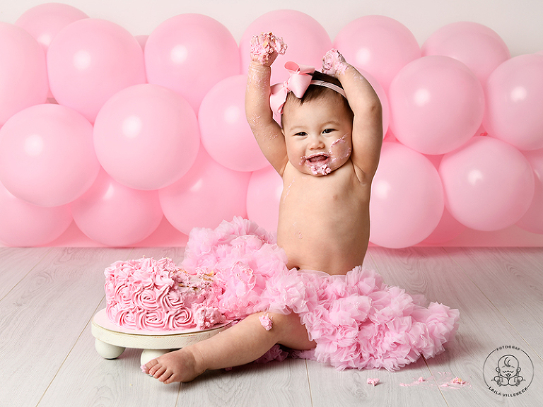 Smash the cake, ettårsfotografering, med Lovelia från Norrköping. Temafärgen var ljusrosa och det blev verkligen så bra! Lovelia visar hur roligt hon tyckte det var att få kladda med sin alldeles egna tårta.