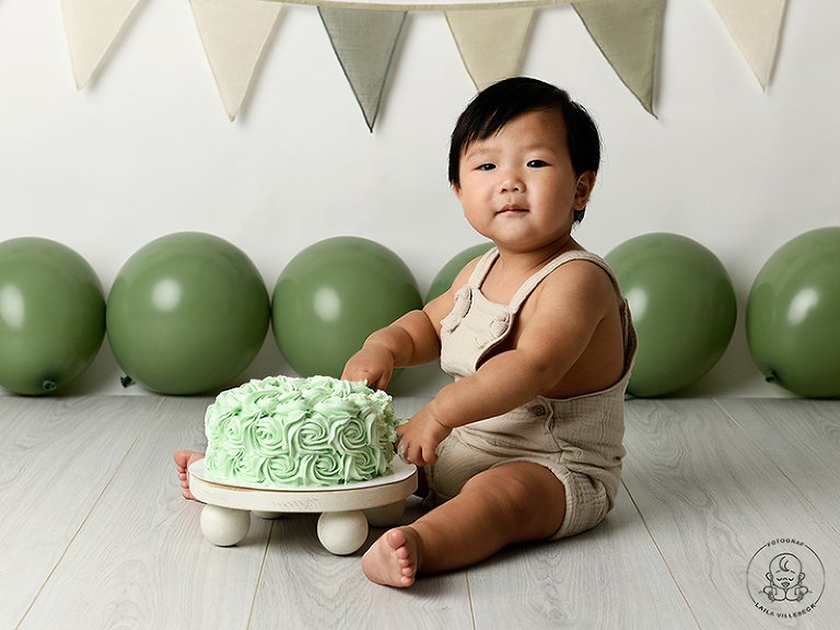 Ettåring från Stockholm på smash the cake fotografering hos Fotograf Laila Villebeck med färgtema grön