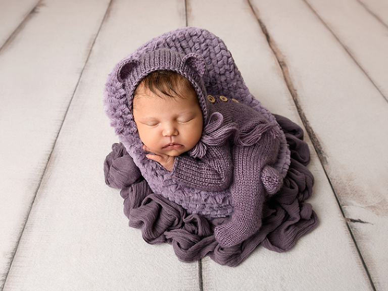 Nyfödd bebis på nyföddfotografering hos Fotograf Laila Villebeck i Linköping