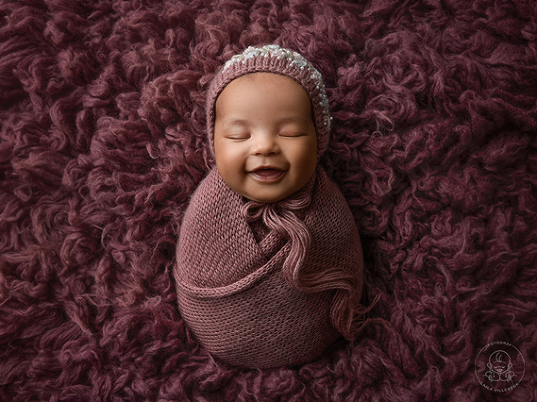 Söta Eliana från Aneby i Småland fyrade av söta leenden i sina drömmar när hon var på nyföddfotografering i Fotograf Laila Villebecks studio