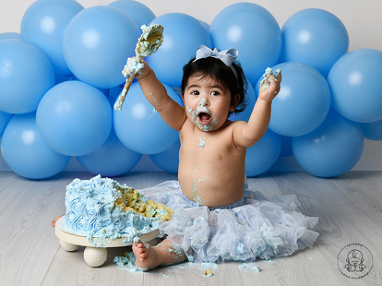 Smash the Cake, eller cakesmash, är ettårsfotograferingen i Linköping med extra allt där ni får med er traditionella ettårsporträtt, samt bilder från lek med den allra första egna tårtan i livet samt badet efter tårtan. Ett minne för livet